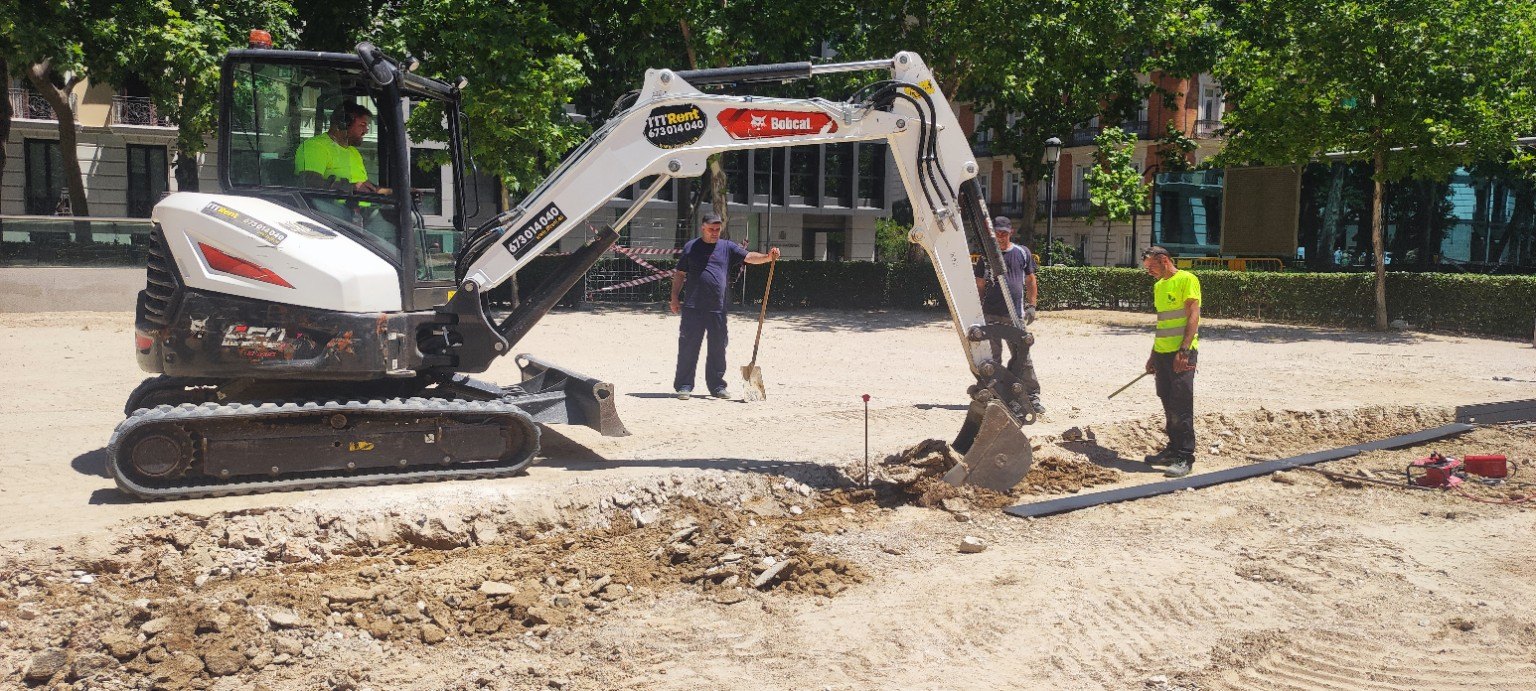 Excavadora trabajando en obra urbana