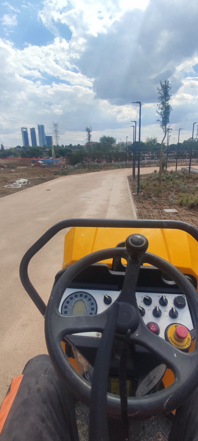 Maquinaria trabajando en una actuación de urbanización